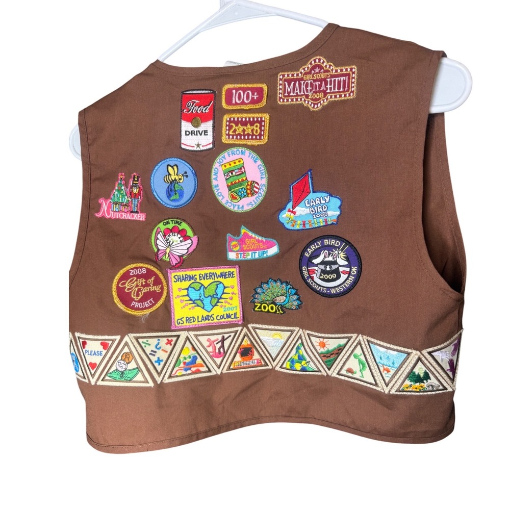 Girl Scouts USA Brownie Vest Red Lands Council Troop 550 Patches Pins Size Large